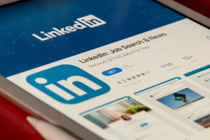 Ein professionell gestaltetes Profil auf LinkedIn und XING ist ein wichtiger Schritt auf Ihrem Weg in die Berufswelt. Es ermöglicht Ihnen, Ihre Fähigkeiten, Kenntnisse und Erfahrungen potenziellen Arbeitgebern und Netzwerkpartnern optimal zu präsentieren.